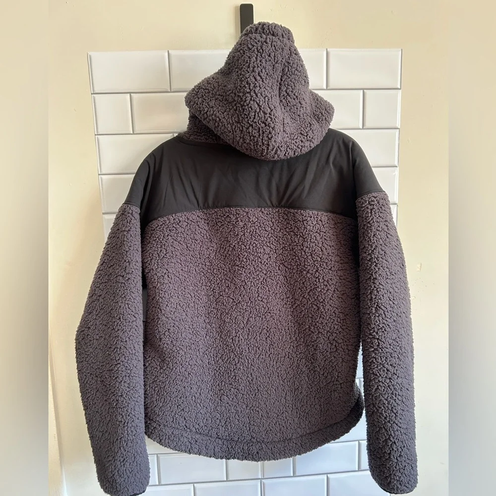 Under Armour Teddy Bear Sweater Size M - Picture 2 of 10